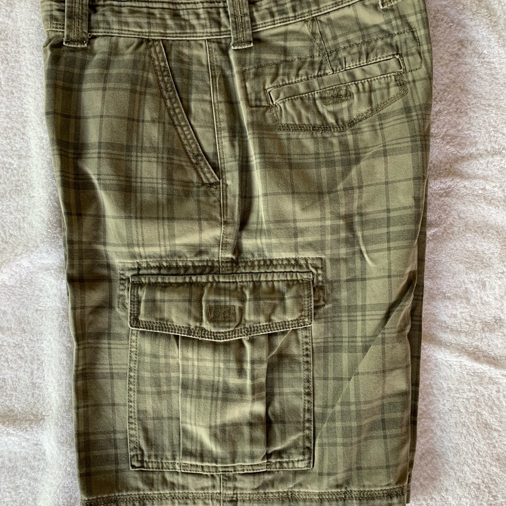 Men’s IZOD Olive Plaid Shorts Hardly Worn